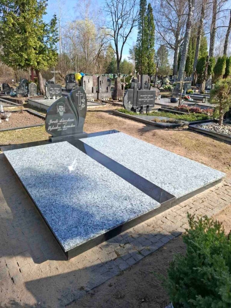 Amžinas Takas komanda tvarko kapavietę